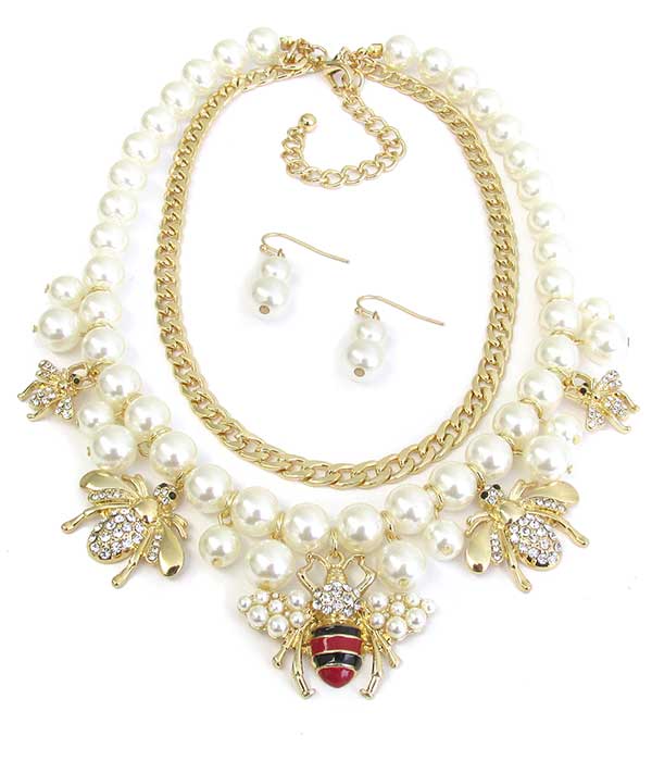 EPOXY BEE CHARM PENDANT AND DOUBLE LAYER PEARL AND CHUNKY CHAIN