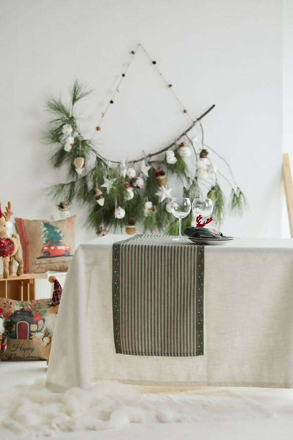 Fox Trot Pattern Linen-Feel Runner, Christmas Decorating